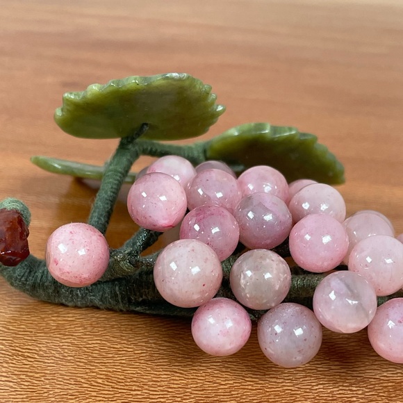 Vintage Mid Century Rose Quartz Grapes & Jade Carved Leaves Bunch Collectible - Picture 3 of 10
